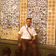 Pierre Dansereau devant des azulejos à Kairouan en Tunisie