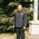 Le professeur Chen Cang devant un Cedrus deodora, à l'Université de Pékin